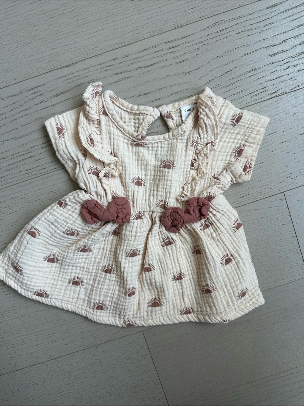 SHEIN Cream Baby Romper with Dusty Rose Heart Accent